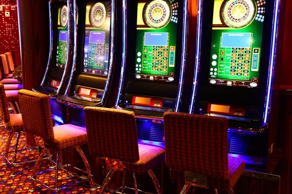 Live Qiu Qiu dealer table on mpo228